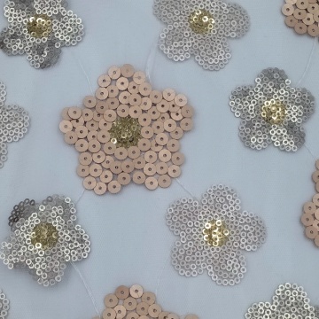Mehrfarbiger, mit Blumen und Pailletten bestickter Netzstoff aus 100 % Nylon