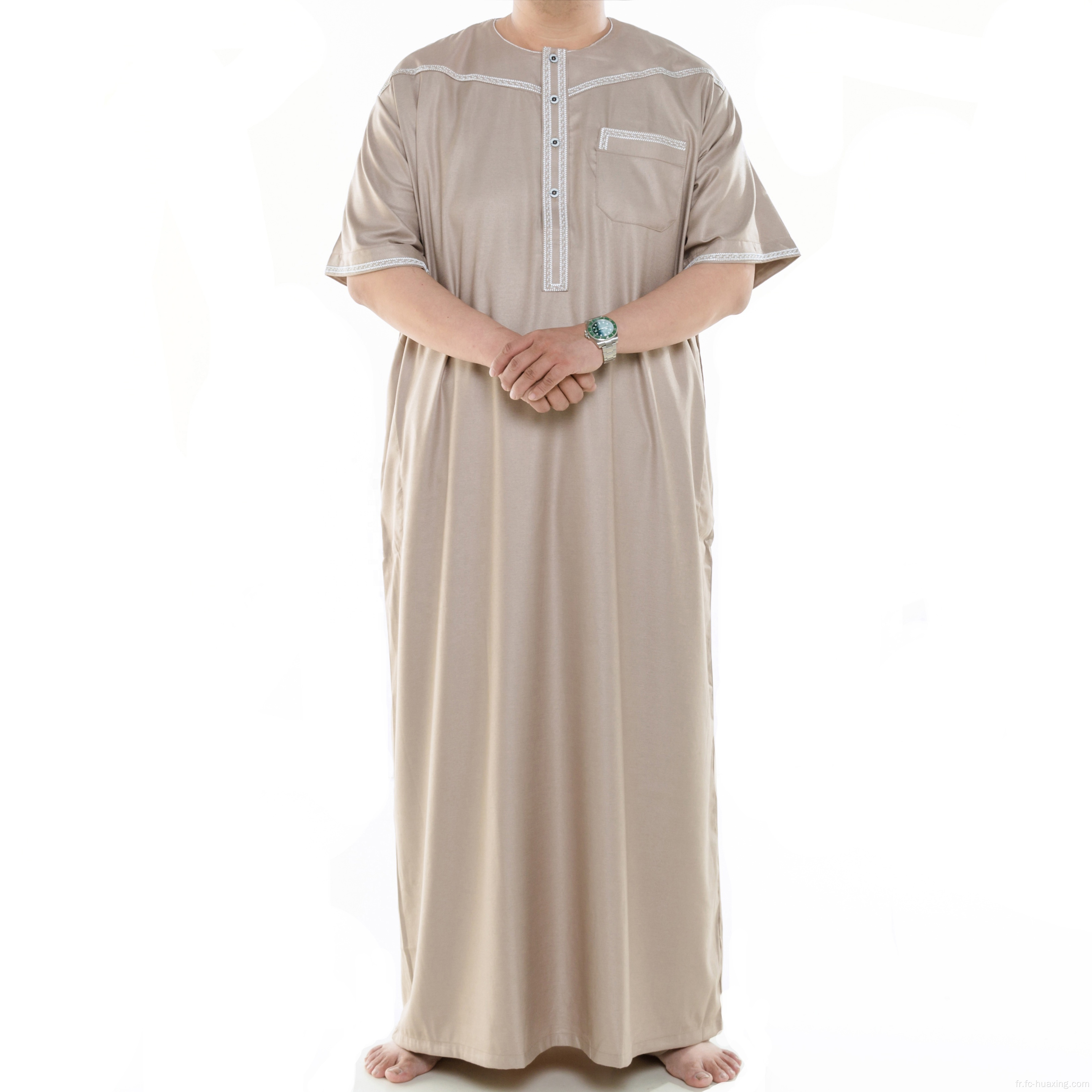 Muslimah à capuchon conçoit Jubah Jalabiya pour les hommes