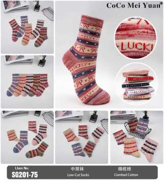 Mélangez plusieurs couleurs dans des chaussettes mi-mollet