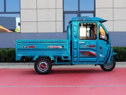 Semi-enclosed e-trike for delivery services