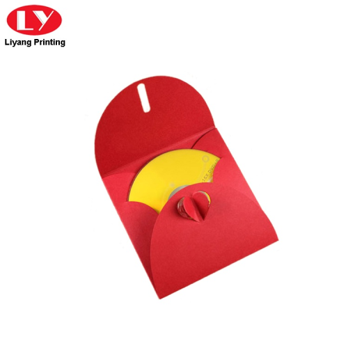 Enveloppe rouge personnalisée avec bouton coeur pour carte