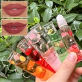 Brillo de labios con infusión de frutas y efecto voluminizador refrescante