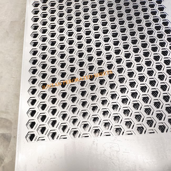 Mesh perforé en aluminium de trou personnalisé pour décoratif