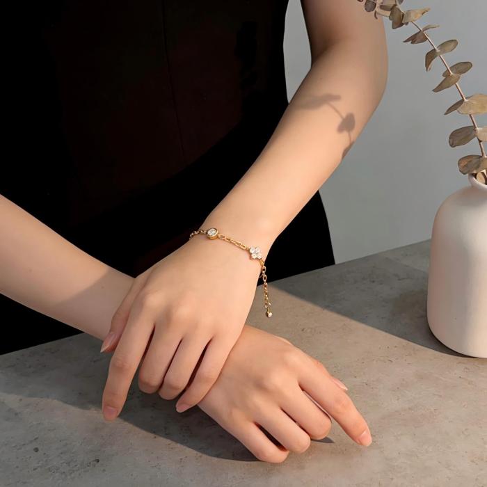 سوار وصلة من الذهب عيار 18 قيراطًا مصنوع من الماس وزهرة البرسيم