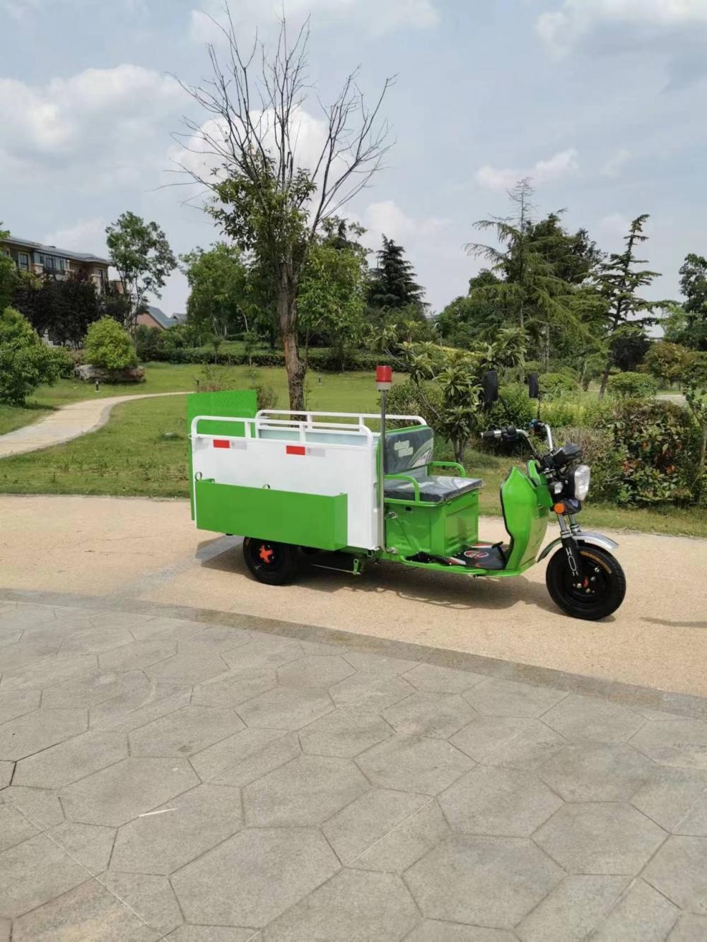 Camioneta de basura de doble barril de tres ruedas eléctrica