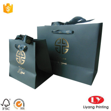 Bolsa de papel negro mate logotipo de oro