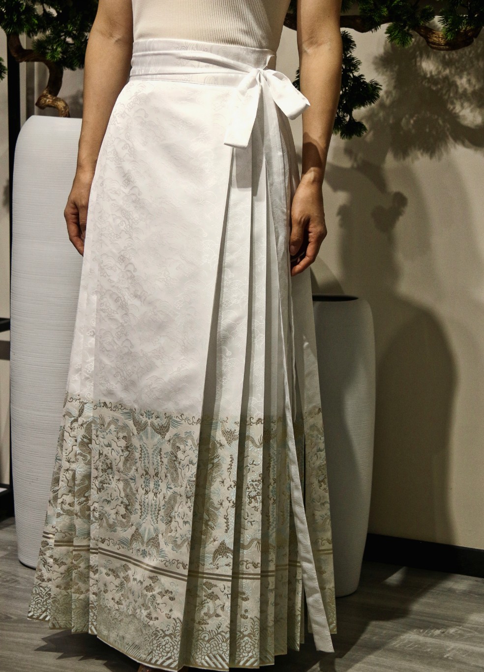 falda larga y plisada blanca