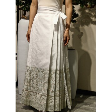 falda larga y plisada blanca