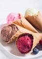 Bonitos conos de helado crujientes