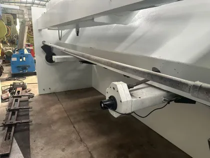 Jiangsu Yawei 8*3200 CNC Metal Shear Machine for Stainless Steel, Carbon Steel, and Aluminum Plate Cutting