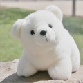 Muñeca de peluche de oso polar pequeño