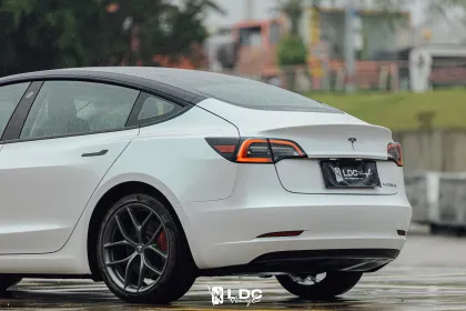 Glossy Aurora White car wrap