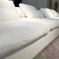 Phòng khách đặt chiếc ghế sofa vải hình chữ L