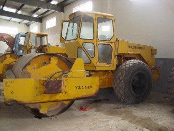 used dynaoac road roller CA25