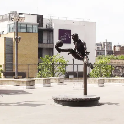 Famous Life Size Dennis Bergkamp Bronze Football Player Statue