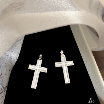 Eleganter Kreuzanhänger für spirituelle Eleganz und Stil