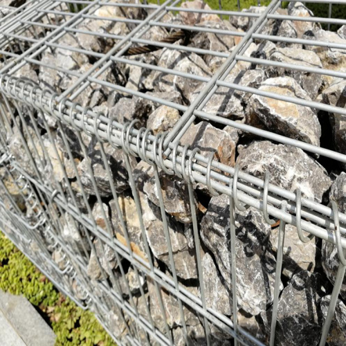 Gabions-Stützmauer mit Zaun auf die Oberseite