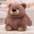 Animal de peluche de oso marrón sentado sentado