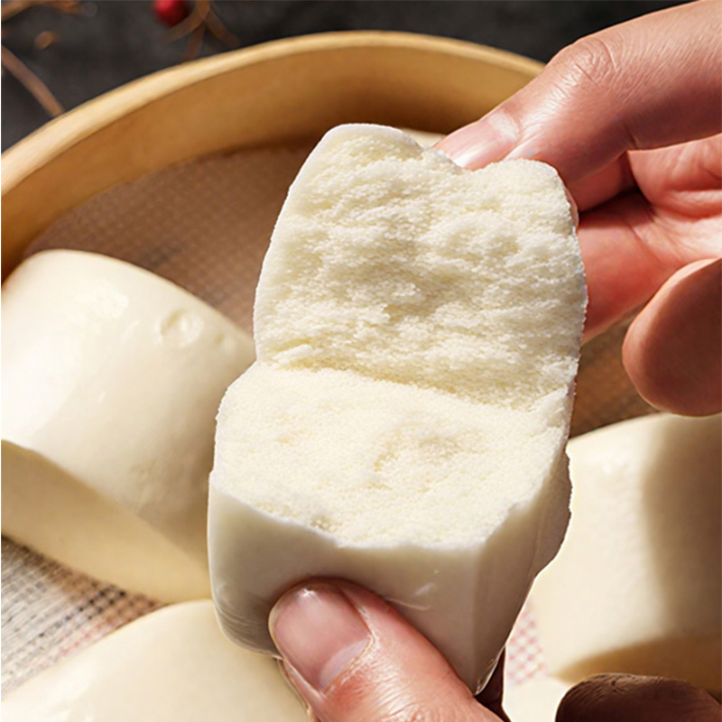 Домашние булочки на пару со сливочным вкусом и молоком, нарезанные ножом