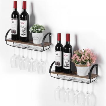 Prateleiras de vinho montadas na parede com copos de vinho