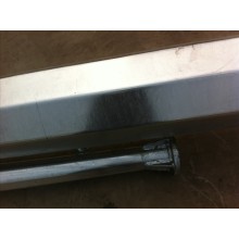 Cực ánh sáng đường phố với cột chữ hai cánh tay