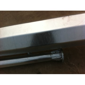 Cực ánh sáng đường phố với cột chữ hai cánh tay