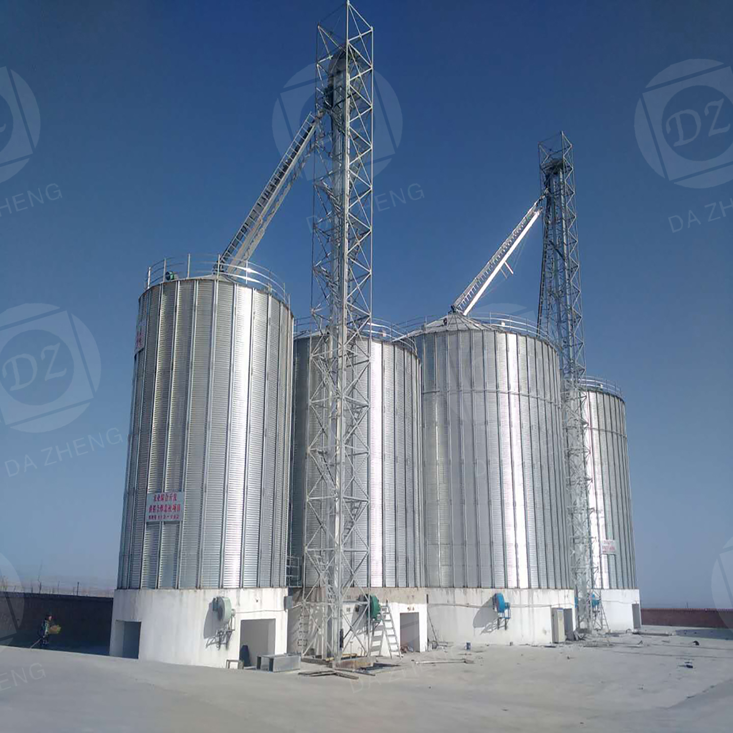 Steel plate silo for strategic storage of salt
