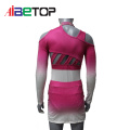 Competição de jovens uniformes de alegria
