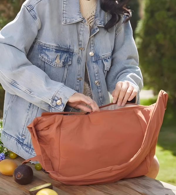 Bolsa de Crossbody feminina leve e impermeável Lightweight and waterproof women's crossbody bag