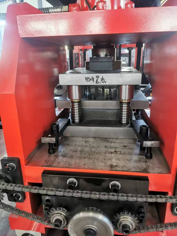 A flat bridge punching machine