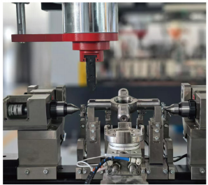 Automatic straightening machine for cross shaft