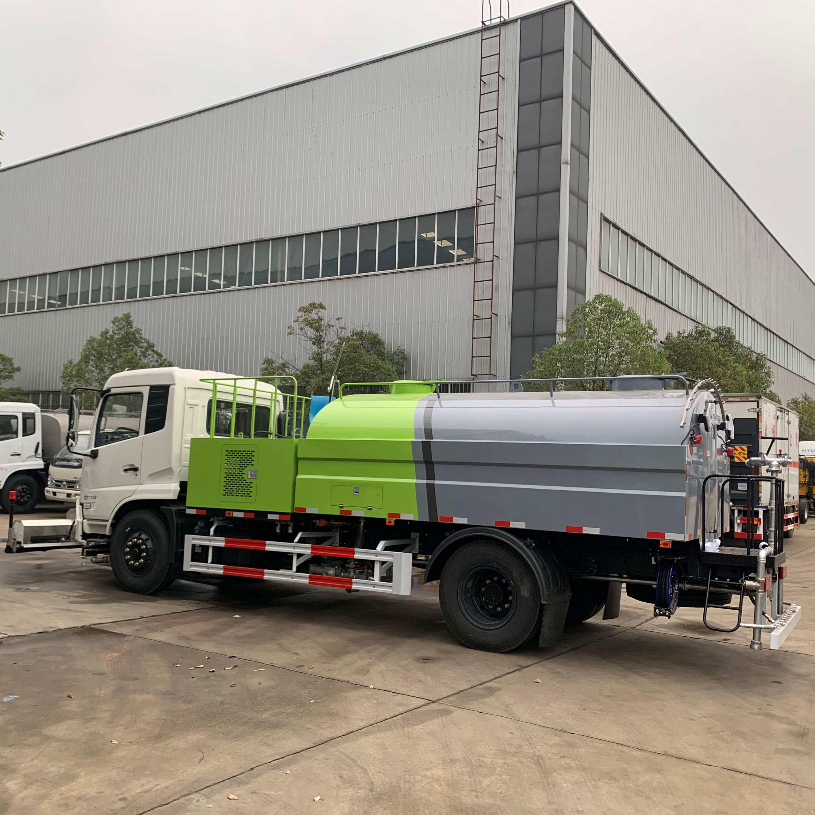 Dongfeng Suction Truck Designed for Urban Waste Management