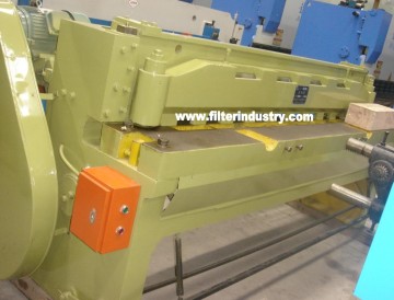 Steel plate shearing machine