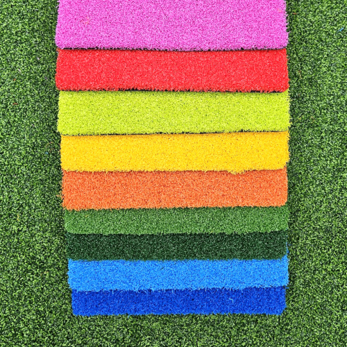 Césped artificial con patrón personalizado para campos deportivos.