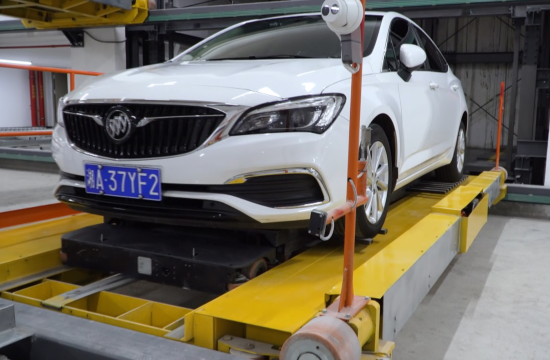 Flat-plate moving clamp automated parking system