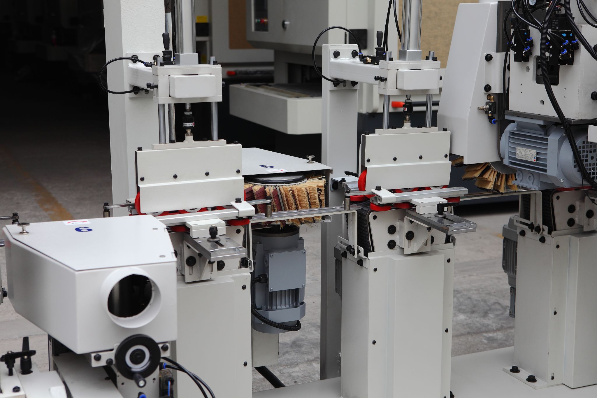 Profile sander for wood linear with fully enclosed dust-proof cover