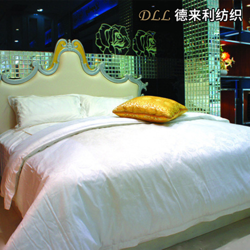 طقم مفروشات فاخرة من الساتان الأبيض