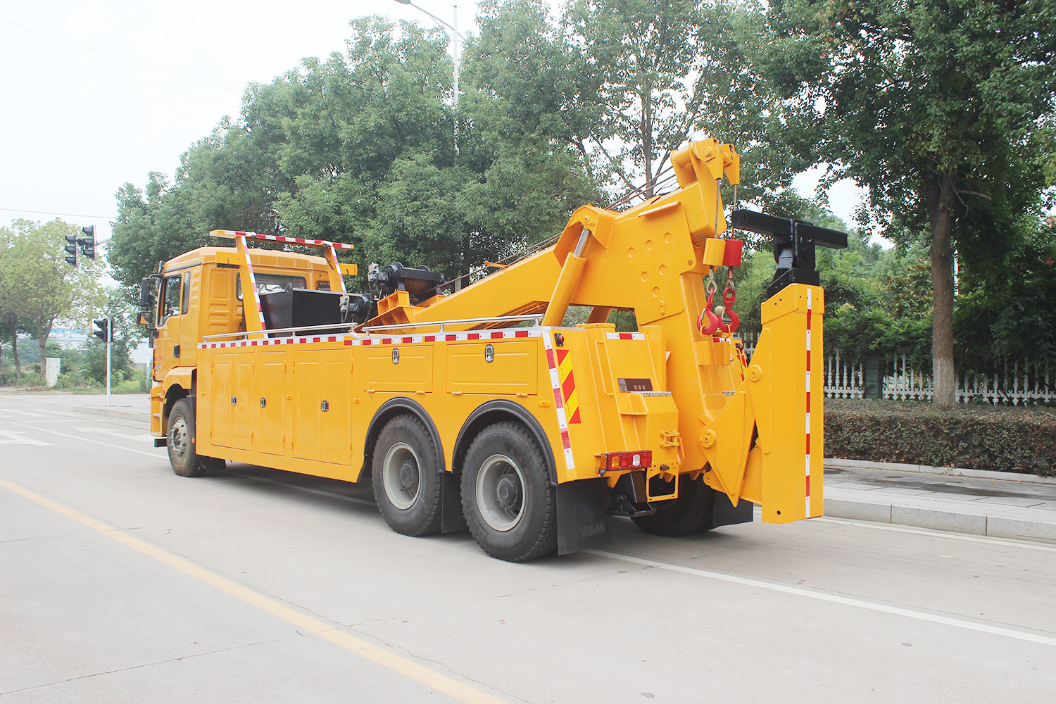 SHACMAN tow truck with lifting capacity 20 tons