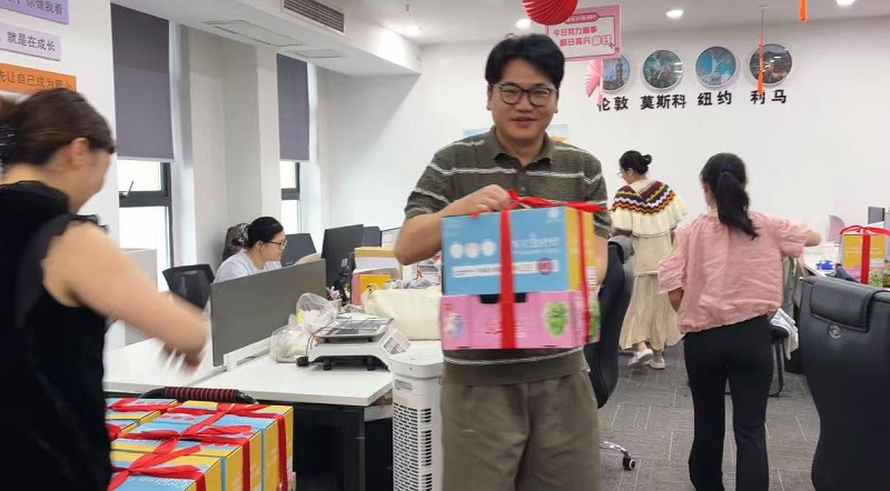 Passionate about the benefits of the Dragon Boat Festival, Ziptek Cheng Zhihao gives gifts to all employees in advance for the Loong Boat Festival