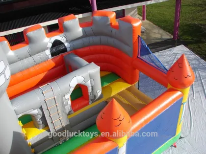 Fort inflatable with obstacles of climbing activities