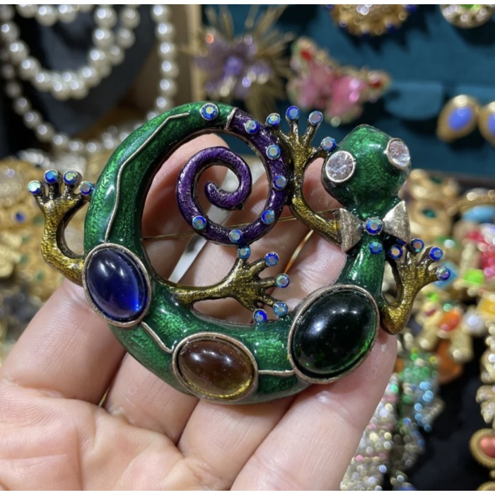 Chameleon retro e fofo e pequeno broche de lagarto