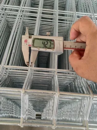 3D Curved Welded Wire Mesh Outdoor Fence Panel