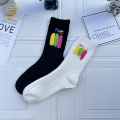 Aplashed 잉크 색깔의 편지 자수 중간 튜브 양말