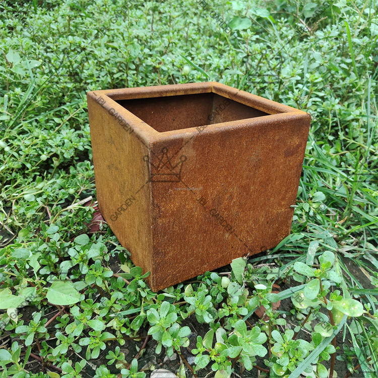 Planter en métal et en bois