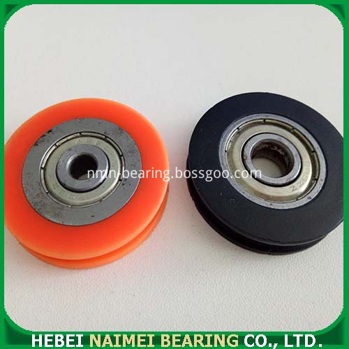 Roller with bearing