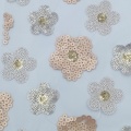 Mehrfarbiger, mit Blumen und Pailletten bestickter Netzstoff aus 100 % Nylon