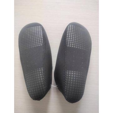 Slip dalaman lelaki neoprene di atas kasut