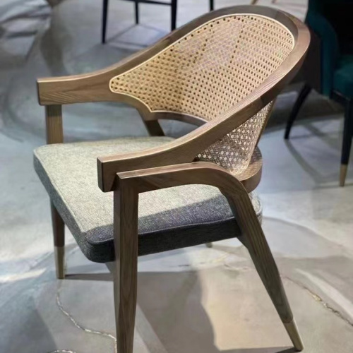 عينة مجانية للأثاث المنزلي الخشبي راتان الخوص مع كرسي مطعم مطعم للوسادة الناعمة
