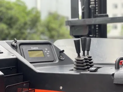 High-Reach Crown Forklift Truck for Warehouse Operations: 10m Height Capability