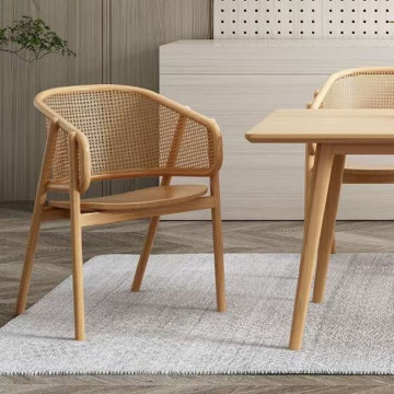 Silla de comedor de ratán de madera de lujo moderna con cojín y brazos suaves